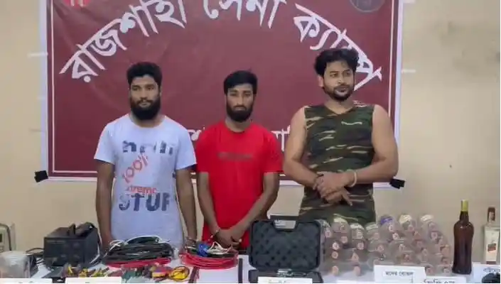 রাজশাহীর সাবেক মেয়রের ভাইয়ের প্রতিষ্ঠান থেকে অস্ত্র উদ্ধার, তিন যুবক আটক. Channel i News - চ্যানেল আই নিউজ