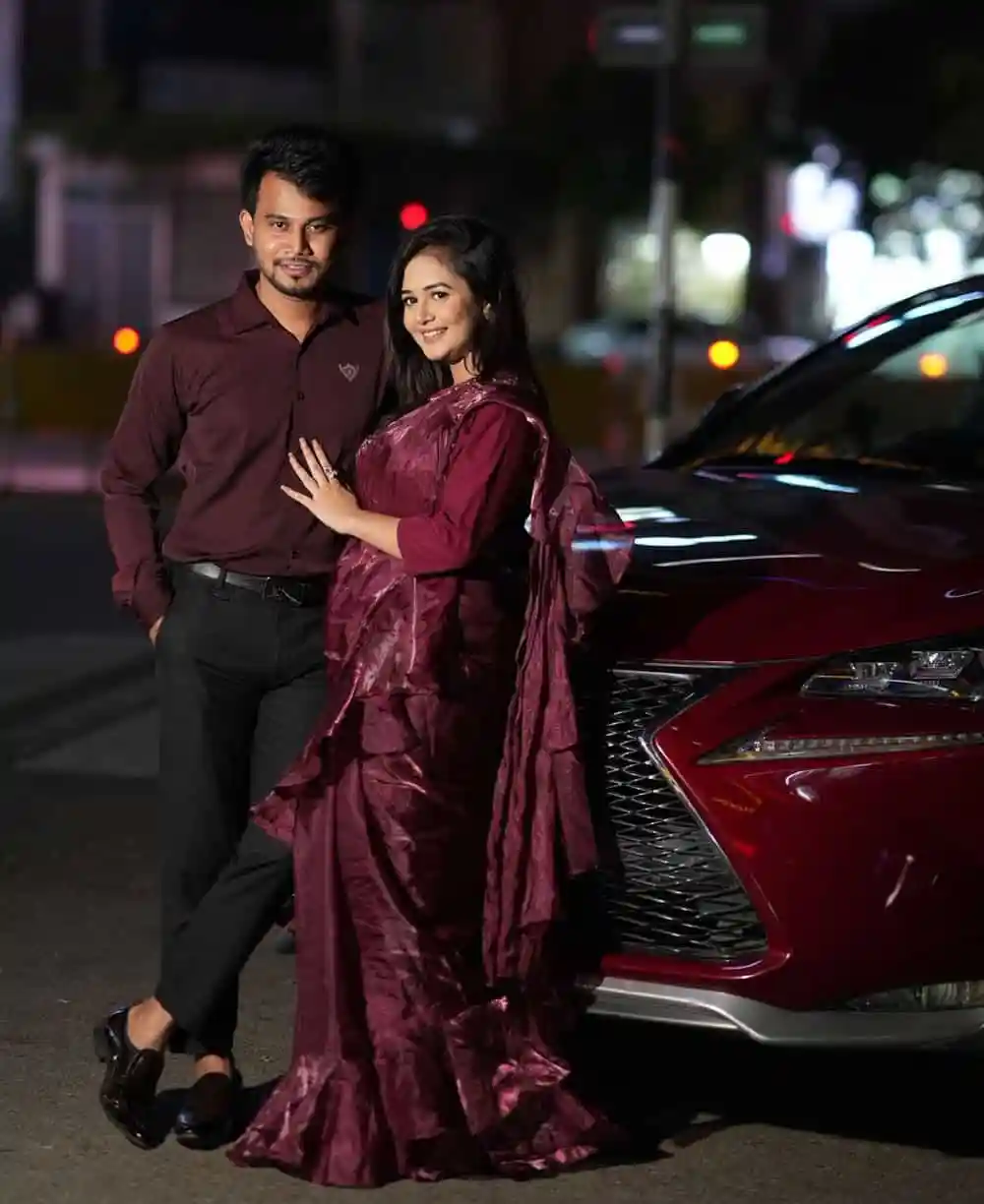 প্রেমিক যুগল হাসিমুখে একসঙ্গে দাঁড়িয়ে আছেন. Channel i News - চ্যানেল আই নিউজ
