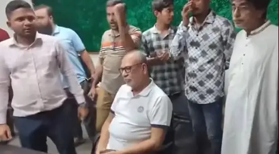 জনপ্রিয় রাজনীতিবিদ ও কর্মকর্তাদের সঙ্গে আলোচনা করছেন একজন ব্যক্তি. Channel i News - চ্যানেল আই নিউজ