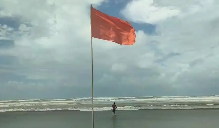 বঙ্গোপসাগরে লাল পতাকা উড়ছে, উপকূলে একজন ব্যক্তি দাঁড়িয়ে. Channel i News - চ্যানেল আই নিউজ