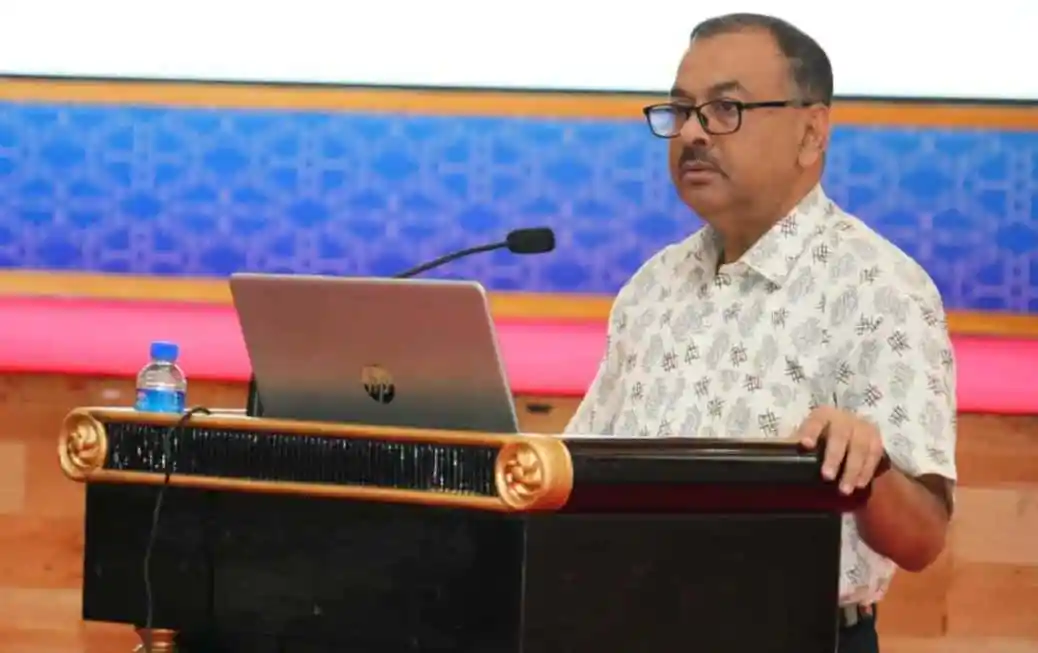 বাংলাদেশের একজন ব্যক্তি বক্তৃতা দিচ্ছেন, পিসি ও মাইক্রোফোনের সামনে. Channel i News - চ্যানেল আই নিউজ