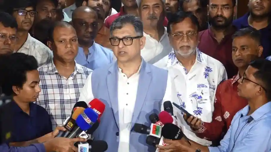 প্রধান উপদেষ্টা সালাহউদ্দিন সাংবাদিকদের প্রশ্নের উত্তর দিচ্ছেন. Channel i News - চ্যানেল আই নিউজ