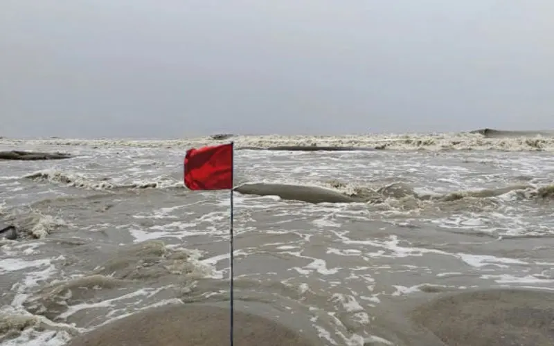 সমুদ্রের ঢেউ ও ঝোড়ো বাতাসের মধ্যে সতর্ক সংকেতের লাল পতাকা. Channel i News - চ্যানেল আই নিউজ