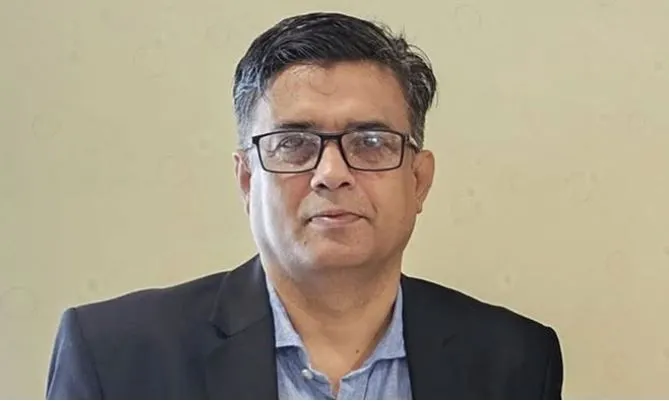 শফিকুল আলমের ছবি, পেশাদার পোশাক পরিহিত, চোখে চশমা, শান্ত মুখাবয়ব।. Channel i News - চ্যানেল আই নিউজ