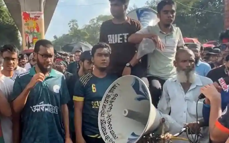 প্রকৌশল শিক্ষার্থীদের শাহবাগ অবরোধের সময় প্রতিবাদ ও সমর্থন জানাচ্ছেন শিক্ষার্থীরা. Channel i News - চ্যানেল আই নিউজ