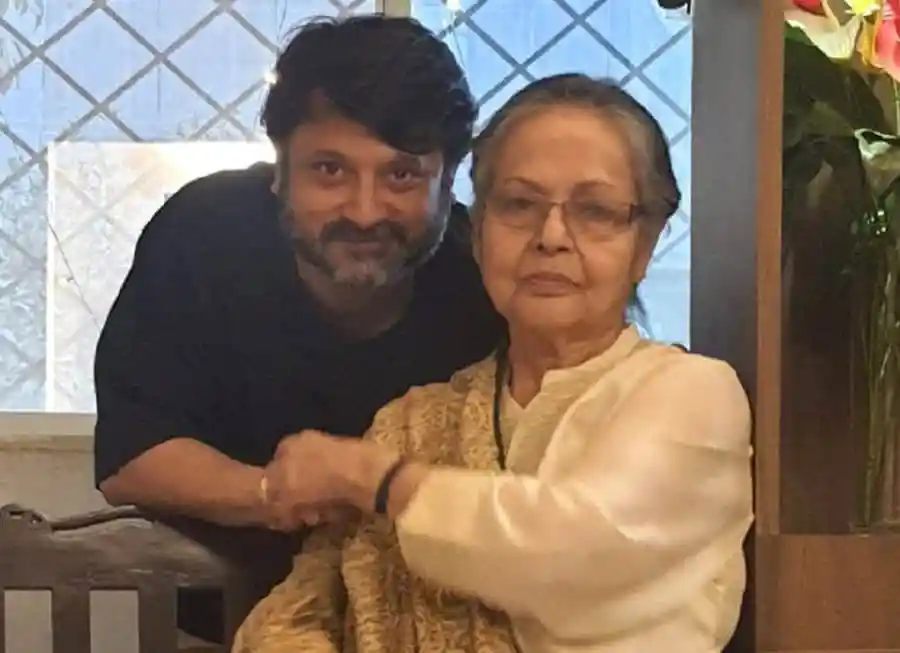 একজন যুবক ও একজন বৃদ্ধা একসাথে হাসিমুখে ছবি তুলেছেন. Channel i News - চ্যানেল আই নিউজ