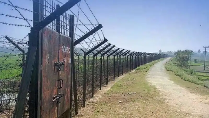 বাংলাদেশ-ভারত সীমান্তের নিরাপত্তা বেষ্টনী ও তার পাশে পথ. Channel i News - চ্যানেল আই নিউজ
