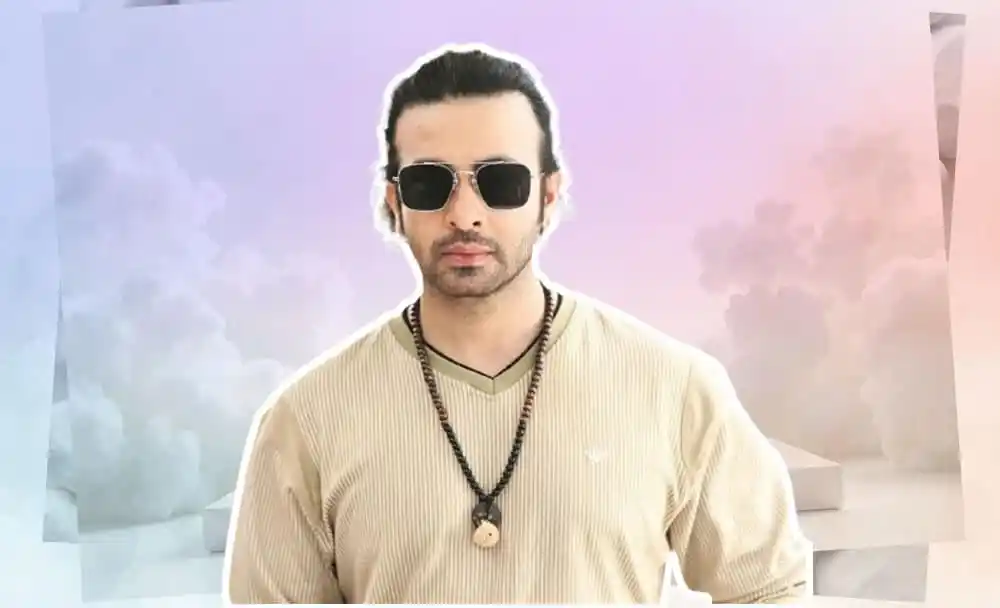 শাকিব খান কালো সানগ্লাস ও ক্রীম রঙের পোশাক পরিহিত. Channel i News - চ্যানেল আই নিউজ