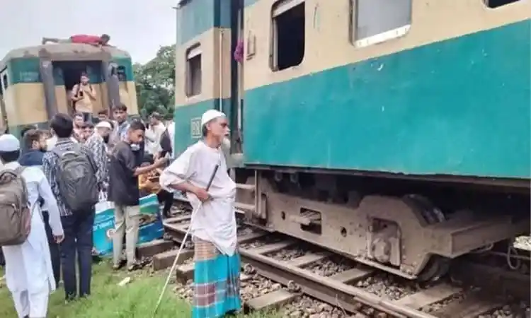 লাইনচ্যুত ট্রেনের পাশে লোকজন ও উদ্ধারকার্য চলছে. Channel i News - চ্যানেল আই নিউজ