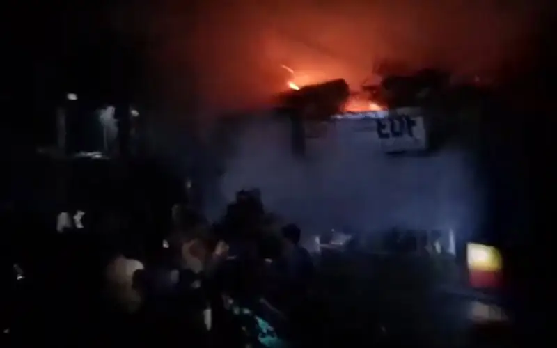 নোয়াখালীর সেনবাগে ভয়াবহ অগ্নিকাণ্ডের ছবি, ধোঁয়া ও আগুনের লালচে আলো. Channel i News - চ্যানেল আই নিউজ