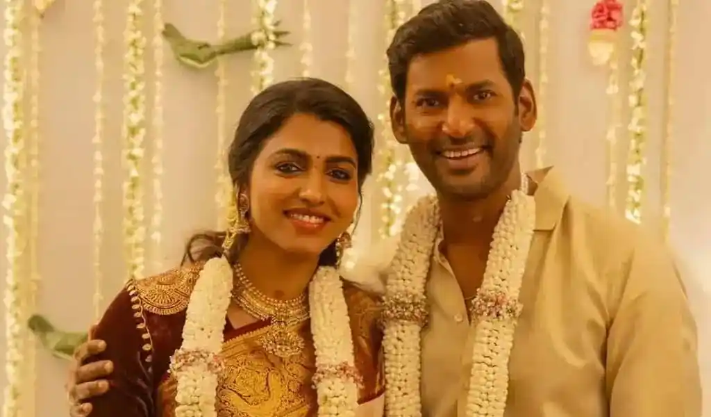 বিয়ের অনুষ্ঠানে দম্পতি হাসিমুখে একসঙ্গে ছবি তুলেছেন. Channel i News - চ্যানেল আই নিউজ