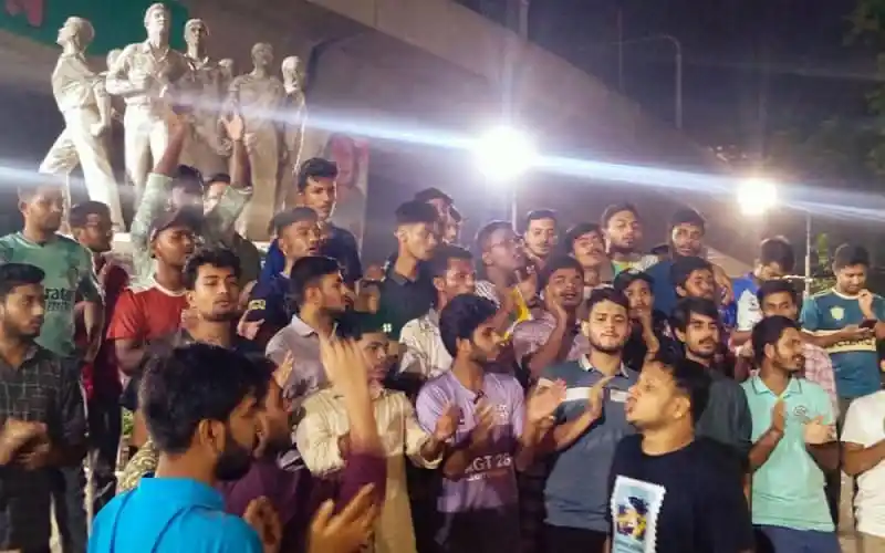 শাহবাগে শিক্ষার্থীদের অবরোধ কর্মসূচি, ছাত্ররা জড়ো হয়ে আলোচনা করছে. Channel i News - চ্যানেল আই নিউজ