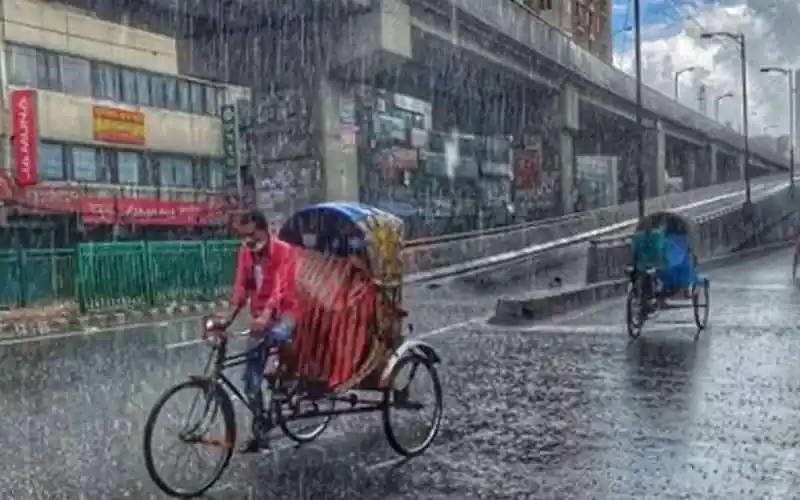 ঢাকায় হালকা বৃষ্টিতে রাস্তায় রিকশা ও সাইকেল চলাচল করছে. Channel i News - চ্যানেল আই নিউজ