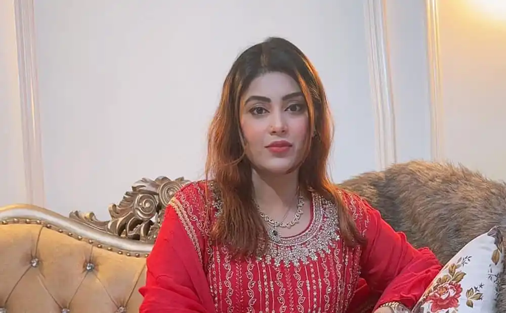আধুনিক পোশাক পরা নারী চ্যানেল আই অনলাইন. Channel i News - চ্যানেল আই নিউজ