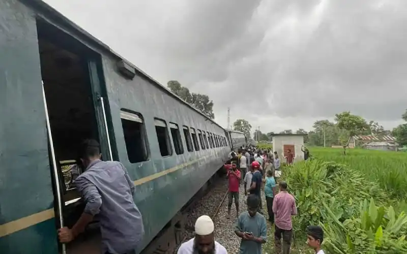 রংপুরে ট্রেন লাইনচ্যুত, রেল যোগাযোগ বন্ধের কারণে যাত্রীরা ক্ষতিগ্রস্ত. Channel i News - চ্যানেল আই নিউজ
