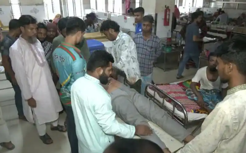 শিবির-ছাত্রদল সংঘর্ষে আহত ২৫ জন হাসপাতালে ভর্তি. Channel i News - চ্যানেল আই নিউজ