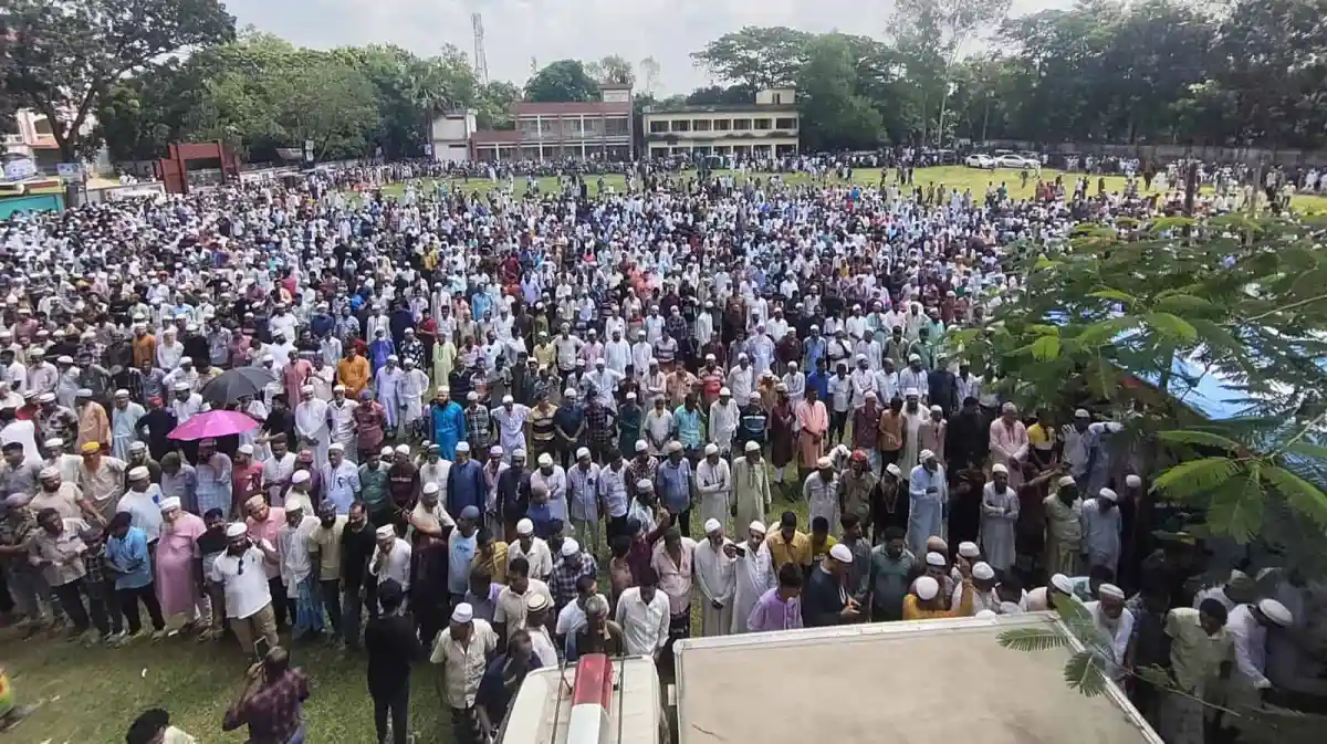বৃহৎ জনসমাগমের মধ্যে পারিবারিক কবরস্থানে সমাহিত নূরুল মজিদ মাহমুদ হুমায়ূন. Channel i News - চ্যানেল আই নিউজ