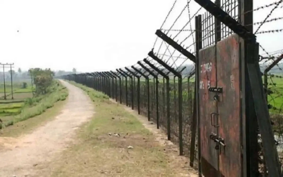 বর্ডার গার্ড বাংলাদেশের তারের বেড়া ও গেটের ছবি।. Channel i News - চ্যানেল আই নিউজ