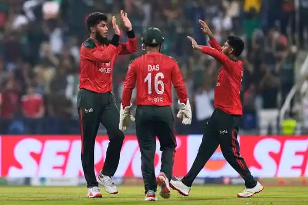বাংলাদেশ ক্রিকেট দলের খেলোয়াড়রা মাঠে উল্লাস করছে. Channel i News - চ্যানেল আই নিউজ