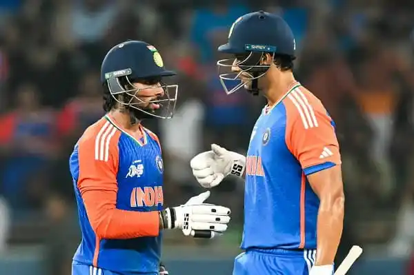 দুটি ভারতীয় ক্রিকেটাররা মাঠে একে অপরের সাথে উদযাপন করছে. Channel i News - চ্যানেল আই নিউজ