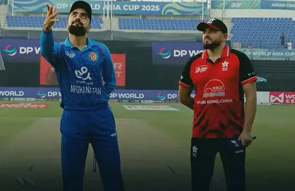 আফগানিস্তান ও হংকং দলের ক্রিকেটাররা মাঠে আলোচনা করছে. Channel i News - চ্যানেল আই নিউজ