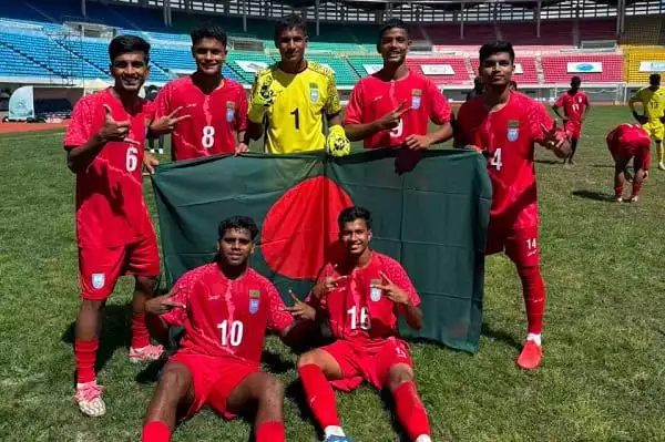 বাংলাদেশ ফুটবল দলের খেলোয়াড়রা মাঠে দাঁড়িয়ে বাংলাদেশের পতাকা নিয়ে. Channel i News - চ্যানেল আই নিউজ