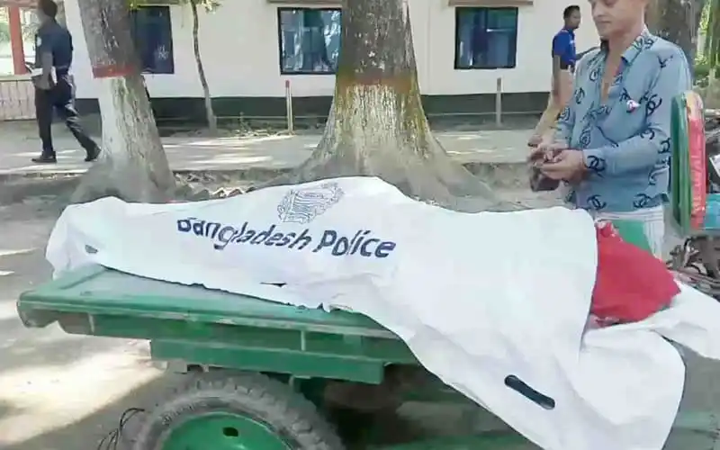 শেরপুরে প্রাইভেটকারের চাপায় নিহতের লাশ রাস্তার পাশে পড়ে আছে. Channel i News - চ্যানেল আই নিউজ