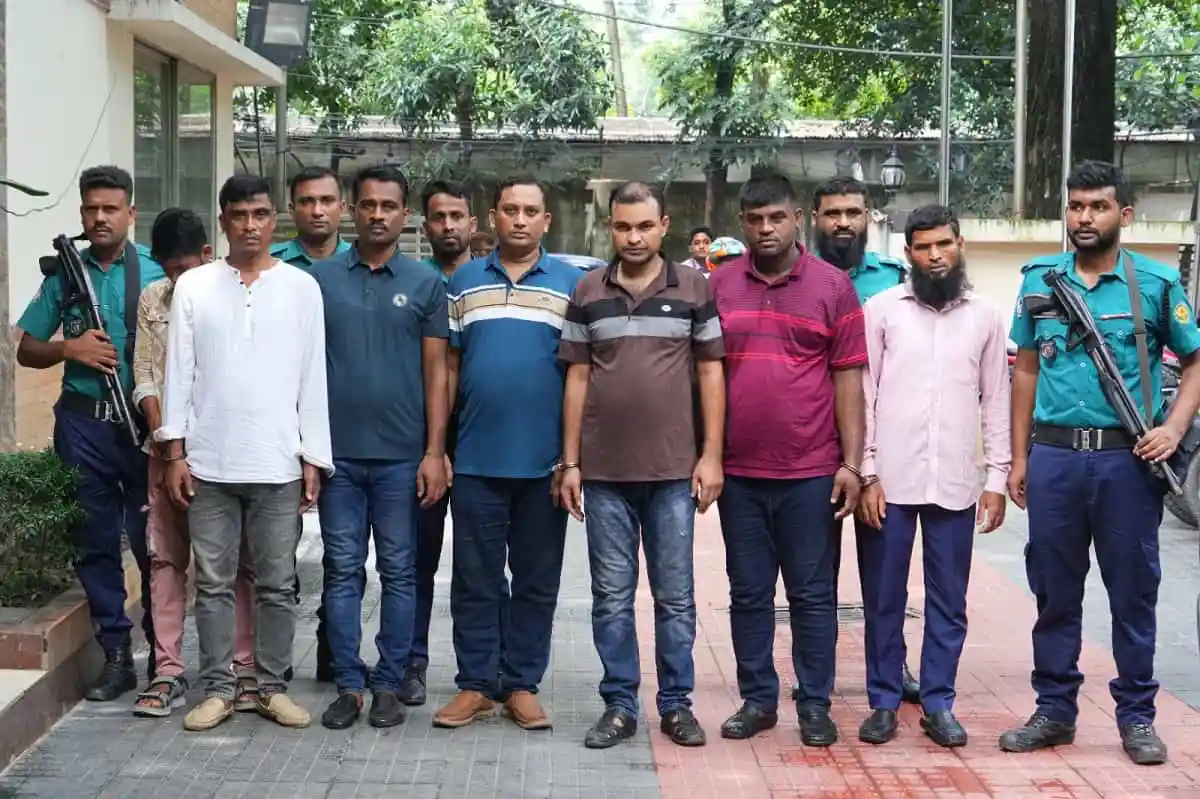 ডাকাতি গ্রুপের সদস্যরা পুলিশের ভুয়া আইডি কার্ড দেখাচ্ছে. Channel i News - চ্যানেল আই নিউজ