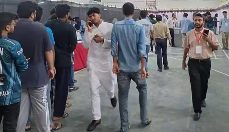 ভোট কেন্দ্রে ভোটাররা অনুমতি নিয়ে প্রবেশ করছে. Channel i News - চ্যানেল আই নিউজ