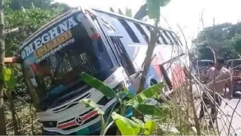 বাসের ধাক্কায় একটি মোটরসাইকেল দুর্ঘটনায় পড়েছে. Channel i News - চ্যানেল আই নিউজ