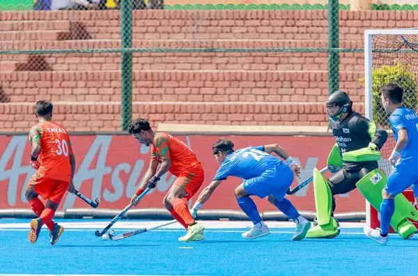 বাংলাদেশ ও দক্ষিণ কোরিয়া হকির খেলা, বাংলাদেশি খেলোয়াড়রা বল দখলে. Channel i News - চ্যানেল আই নিউজ