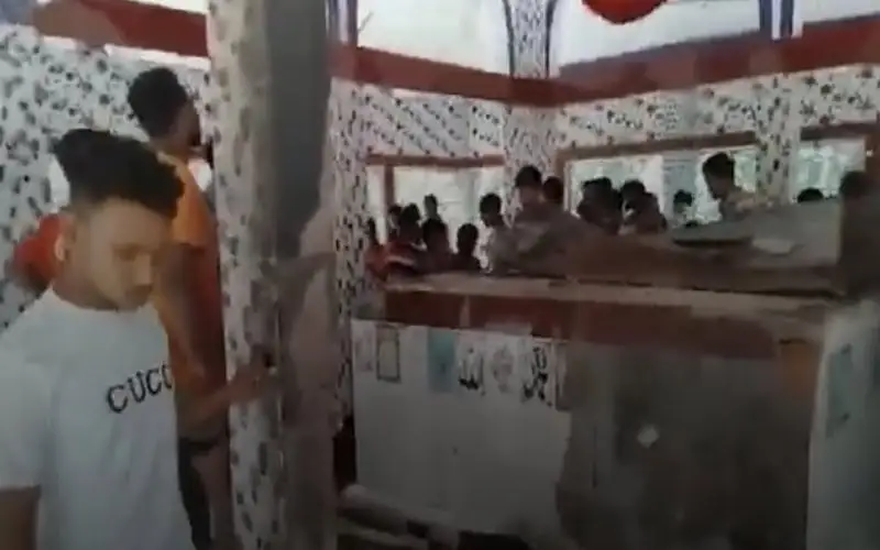 জনসমাগমের মধ্যে মাইকে ঘোষণা দিয়ে মাজারে হামলা চলছে।. Channel i News - চ্যানেল আই নিউজ
