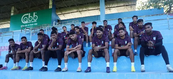 বাংলাদেশ ফুটবল দল অনুশীলনরত, খেলোয়াড়রা বসে বিশ্রাম নিচ্ছে. Channel i News - চ্যানেল আই নিউজ