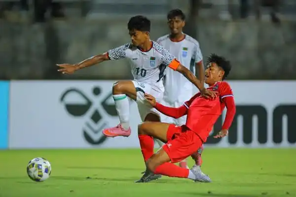 বাংলাদেশের ফুটবল খেলোয়াড়রা মাঠে প্রতিদ্বন্দ্বিতা করছে. Channel i News - চ্যানেল আই নিউজ