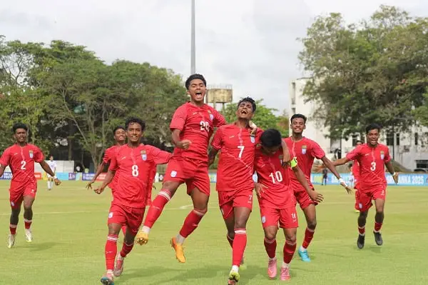 বাংলাদেশ ফুটবল দলের খেলোয়াড়রা মাঠে উল্লাসে উদযাপন করছে. Channel i News - চ্যানেল আই নিউজ