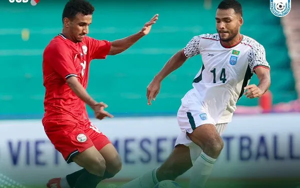 বাংলাদেশ ও লেবাননের ফুটবল খেলোয়াড়রা মাঠে প্রতিদ্বন্দ্বিতা করছে. Channel i News - চ্যানেল আই নিউজ