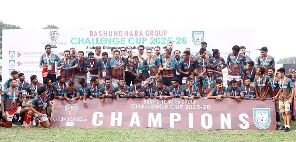 চ্যাম্পিয়ন কিংস ফুটবল দল ট্রফি নিয়ে উদযাপন করছে. Channel i News - চ্যানেল আই নিউজ