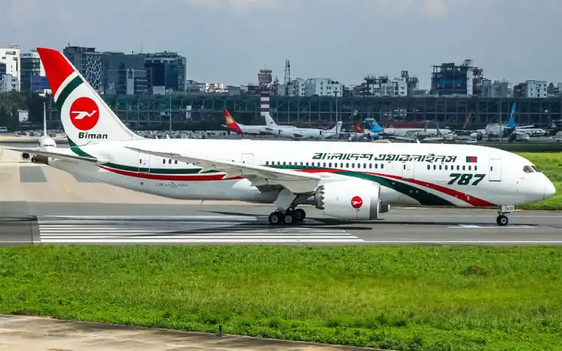 বিমান বাংলাদেশ এয়ারলাইন্সের বোয়িং ৭৮৭ বিমান রানওয়ে থেকে উঠছে।. Channel i News - চ্যানেল আই নিউজ