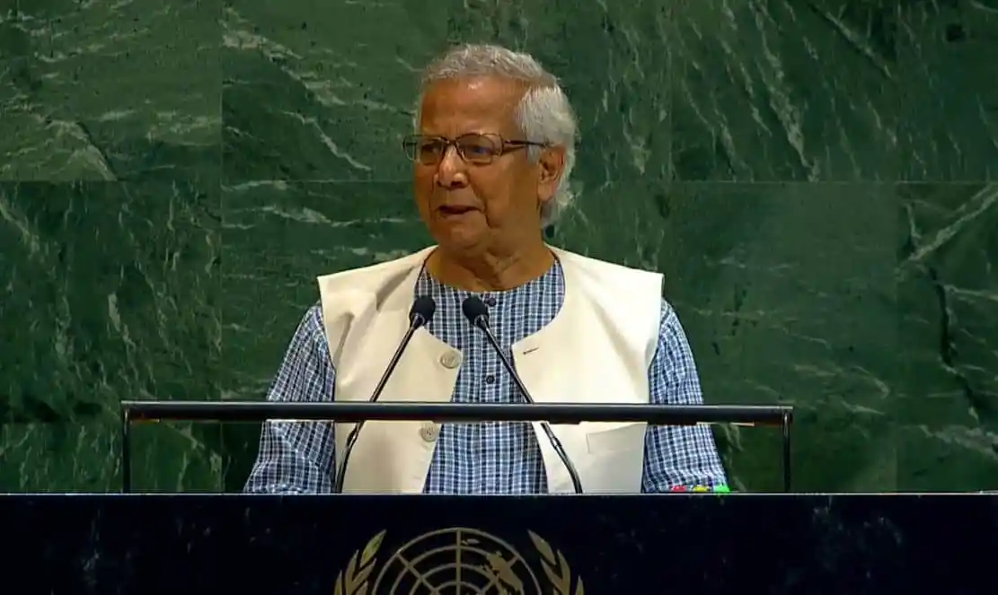 জাতিসংঘে প্রধান উপদেষ্টার ভাষণ দিচ্ছেন একজন ব্যক্তি. Channel i News - চ্যানেল আই নিউজ