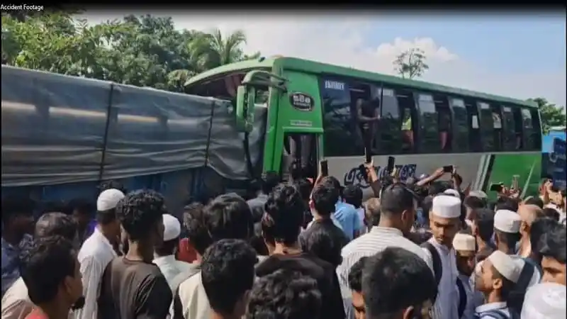 বাসচালক নিহতের ঘটনায় ট্রাকের ধাক্কা, বহু মানুষ ঘটনাস্থলে জড়ো. Channel i News - চ্যানেল আই নিউজ