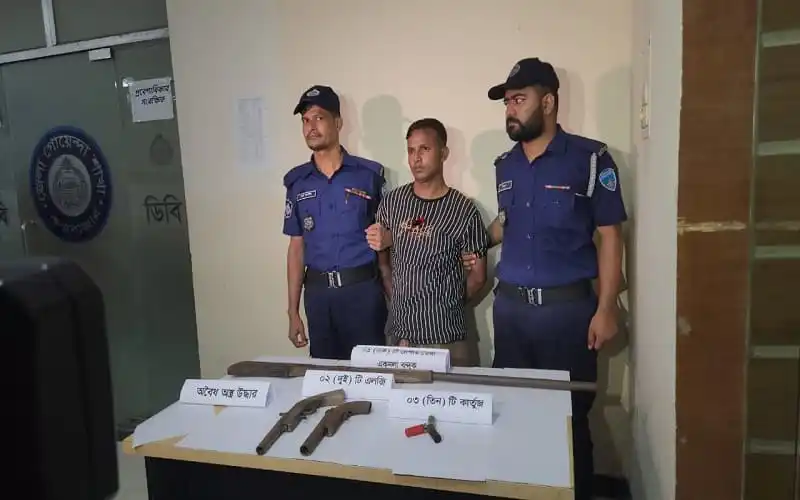 পুলিশের টহল টিমে হামলার ঘটনায় গ্রেপ্তার আসামি, অস্ত্রসহ ছবি. Channel i News - চ্যানেল আই নিউজ
