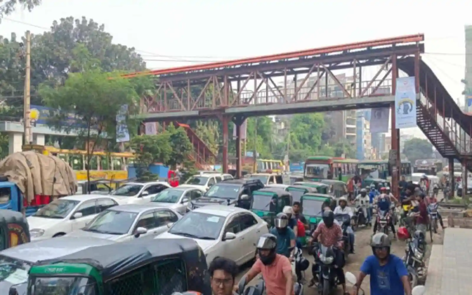 ঢাকা বিশ্ববিদ্যালয় ও আশেপাশে যানজটের কারণে ট্রাফিক পরিস্থিতি জটিল. Channel i News - চ্যানেল আই নিউজ