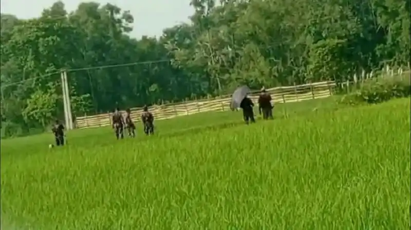 দিনাজপুর সীমান্তে বিএসএফ বেড়া ও বিজিবি সদস্যরা. Channel i News - চ্যানেল আই নিউজ
