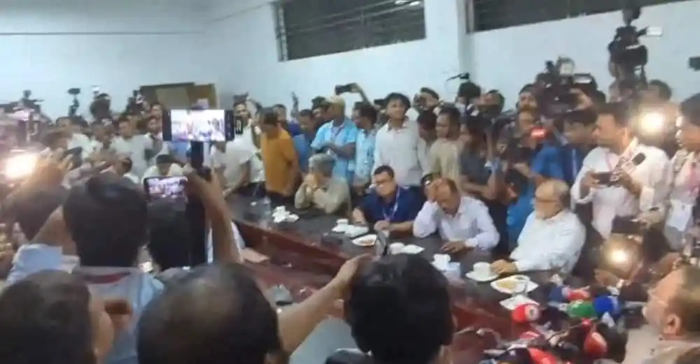 ঢাবি ভিসির সঙ্গে ছাত্রদল নেতাদের উত্তপ্ত বাক্যবিনিময়, বিশাল জনসমাগম. Channel i News - চ্যানেল আই নিউজ