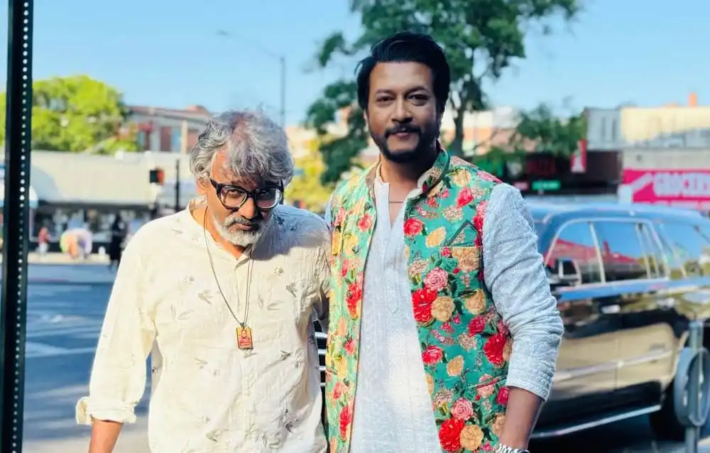 প্রবীণ ও তরুণ ব্যক্তি একসঙ্গে বাইরে হাঁটছেন. Channel i News - চ্যানেল আই নিউজ
