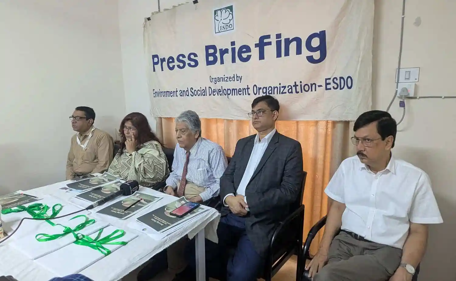 প্রেস ব্রিফিংয়ে অংশগ্রহণকারীরা বসে আলোচনা করছেন. Channel i News - চ্যানেল আই নিউজ