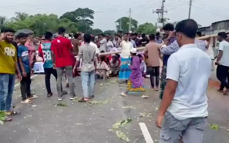 ফরিদপুরে সড়ক ও রেলপথ অবরোধের সময় জনতার প্রতিবাদ. Channel i News - চ্যানেল আই নিউজ