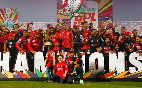 বাংলাদেশ প্রিমিয়ার লীগ চ্যাম্পিয়নশিপের বিজয়ী দল উদযাপন করছে. Channel i News - চ্যানেল আই নিউজ