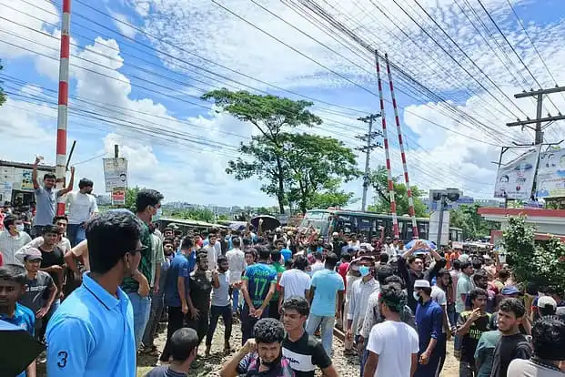জনসমাগমের দৃশ্য, অনেক মানুষ রাস্তায় জমায়েত হয়েছে. Channel i News - চ্যানেল আই নিউজ