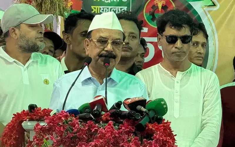 গয়েশ্বর চন্দ্র রায় বক্তৃতা দিচ্ছেন, রাজনৈতিক নেতা ও কর্মীরা উপস্থিত. Channel i News - চ্যানেল আই নিউজ